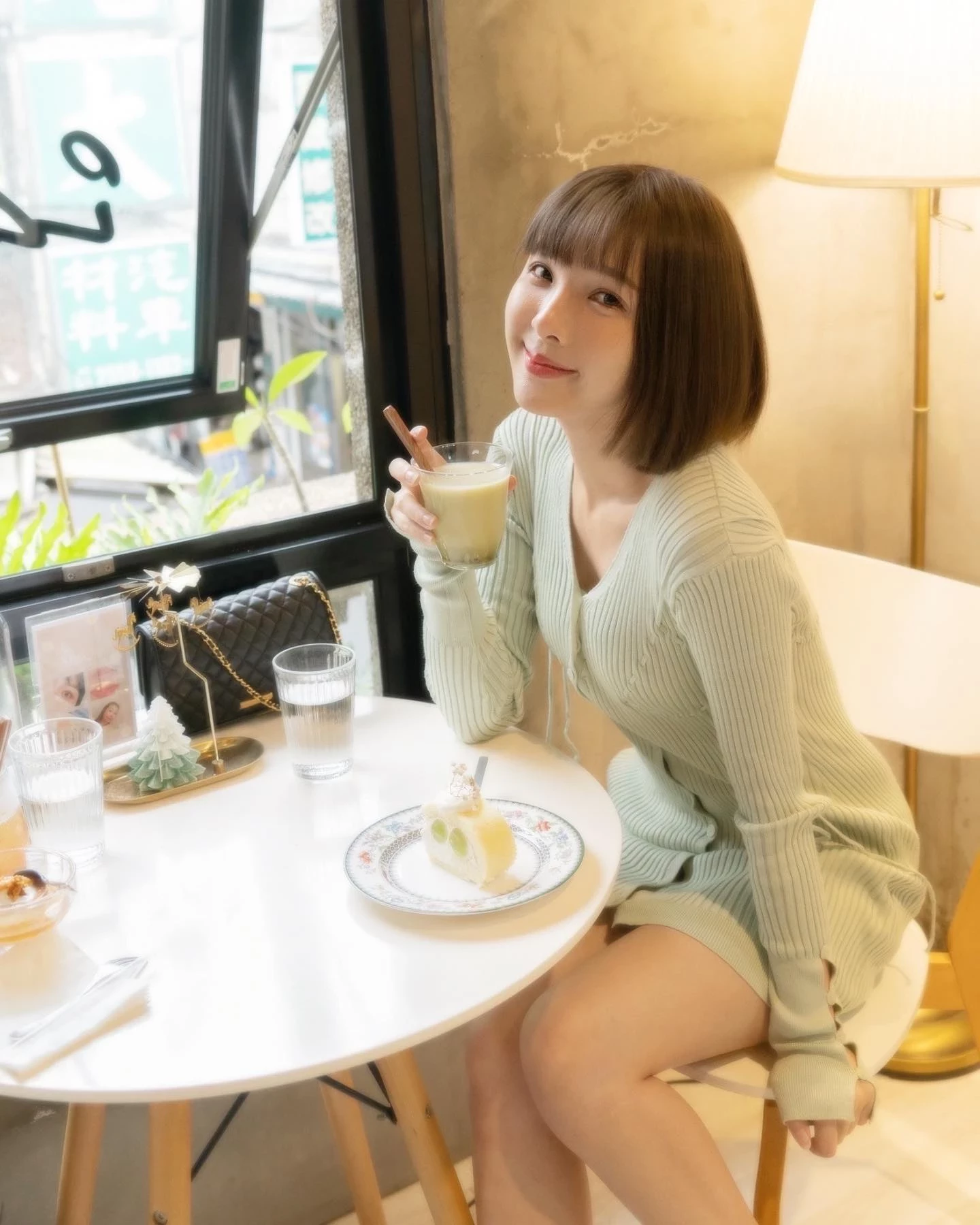 22061842.webp