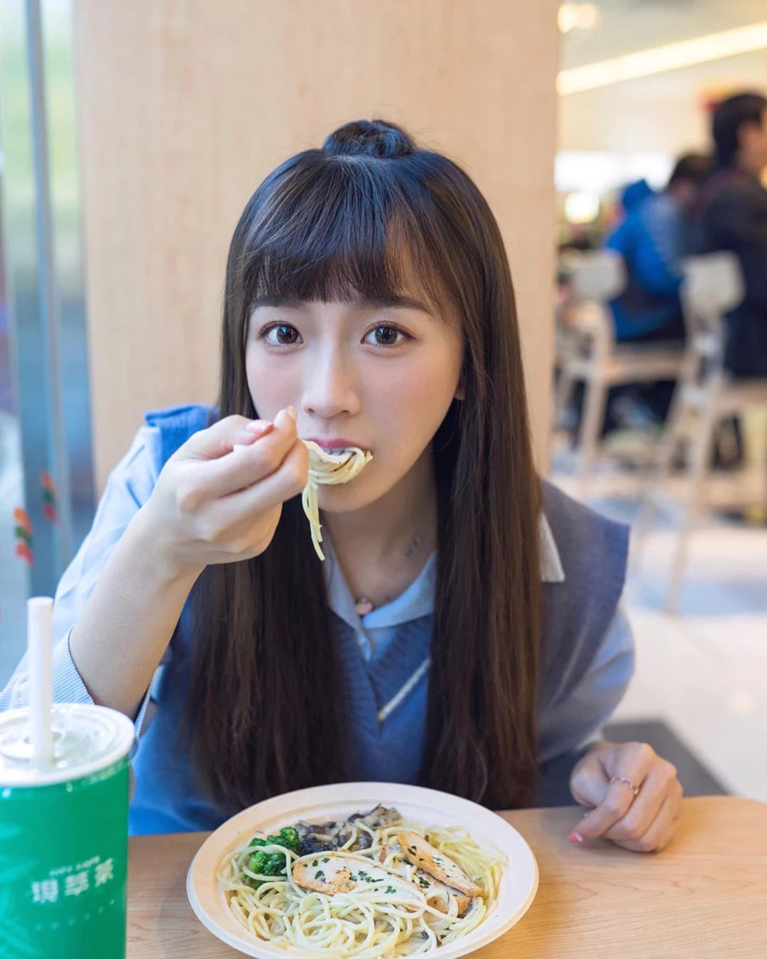 101757z2ww7583y27218t1.webp