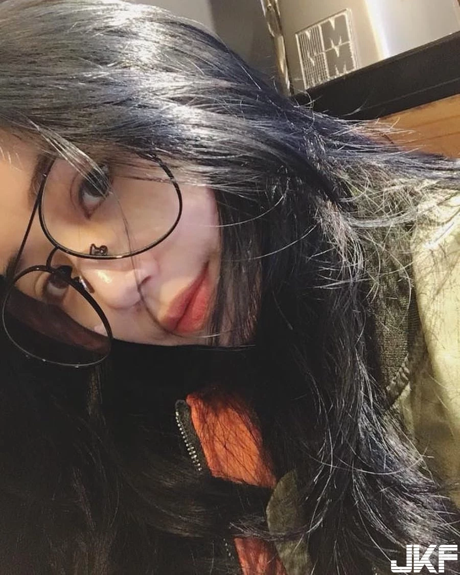 170749yc9h81zzzz9fe1y9.webp