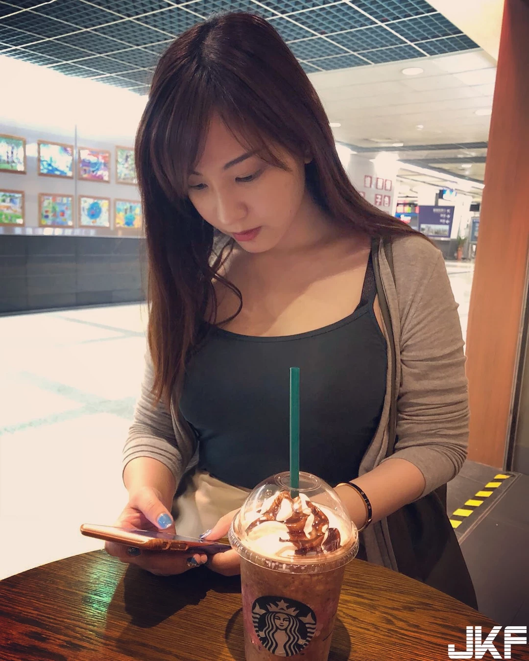 184834hg799x737llizglr.webp