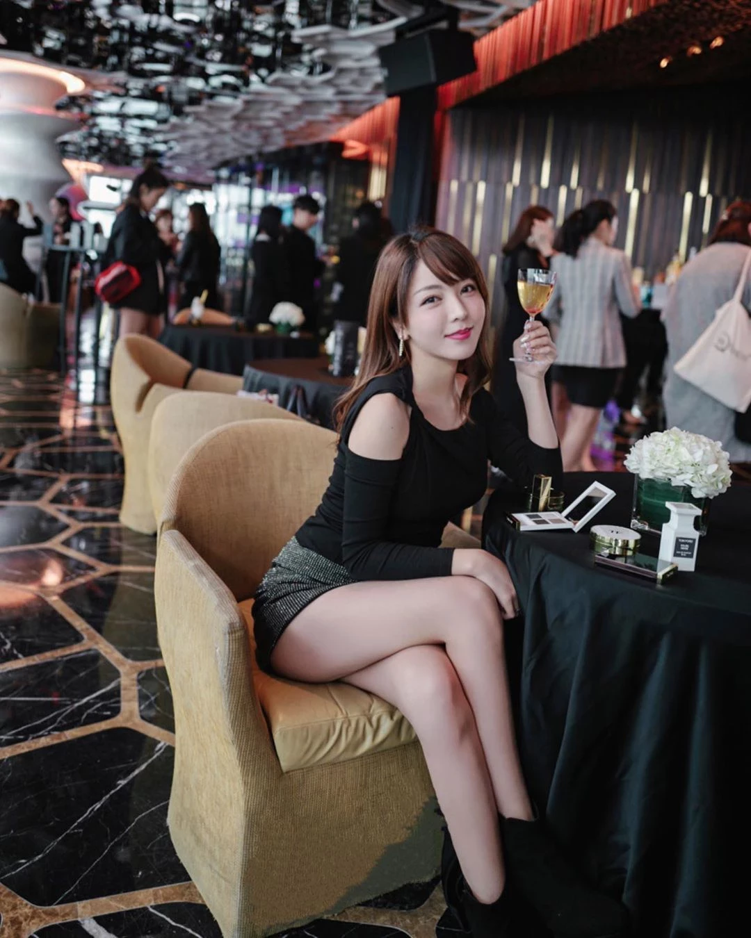 163440zca8s408x588hut4.webp